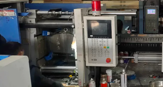 injection machine onworking